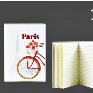Šitý vintage zápisník Paris bicykel linajkovaný s plastovým ochranným obalom. Zápisník šitý niťou je originálny a výnimočný.