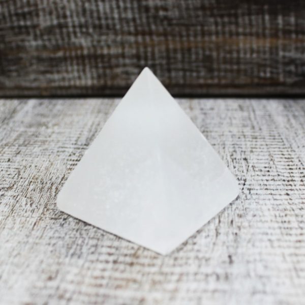 Selenitová pyramída 5 cm  Účinky: Je známe, že Selenit je jeden z najmocnejších kryštálov čo sa týka liečenia. Tiež sa napája na tretie oko
