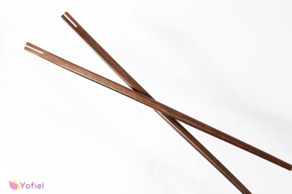 Drevené čínske paličky s perleťou Pár čínskych drevených paličiek zdobených perleťou.