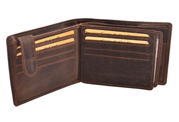 Pánska kožená peňaženka Mercucio hnedá Do prírodne spracovanej kože tejto pánskej peňaženky sme pridali trendový dizajn na oživenie