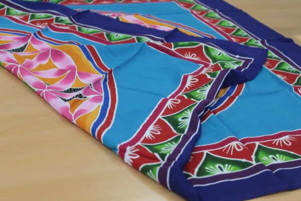 Batikovaná nástenná tapiséria / plachta Mandal má všestranné použitie ako plachta na posteľ či ako obraz na stenu. Je ručne vyrábaná v Indii.